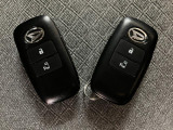 電子カードキーを携帯していれば、ドアハンドルやバックドアのリクエストスィッチを押すだけでドアの施錠、開錠が行えます。電子カードキーがないとエンジンが始動しない、盗難防止に役立つイモビライザー機能付