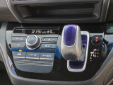 運転席より操作性の良いシフトレバーと、オートエアコンのスイッチ等の画像です。