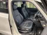 乗降がしやすい運転席。高さが調節できて小柄な方でもベストポジションをとることができます。