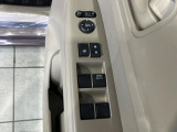 【電動格納ミラー】サイドミラーは電動格納式となっており、狭い駐車場でもキズがつくリスクを抑えられます。