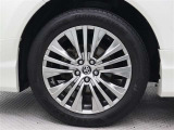 高輝度シルバー塗装された19インチアルミホイールが装着されています。タイヤサイズ225/55R19
