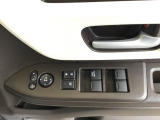 電動格納式ドアミラーのスイッチは運転席ドアにあります。