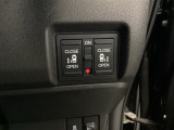 【両側パワースライドドア】です。リモコンや運転席のスイッチ操作で楽々自動開閉。