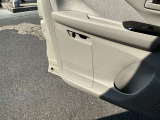 助手席ドア内側には専用の車検証入れがあります!