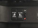 【両側パワースライドドア】両側がパワースライドドアになっており、運転席のスイッチやスマートキーでも開閉が可能です!開口部も広いので乗り降りも楽々♪