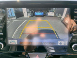 バックモニター搭載!前席の液晶モニターに車両後方の状態を表示♪車両後方の状況を把握できるようにし、スムーズな駐車が可能になります!