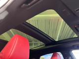 【パノラマルーフ】大型のガラスルーフ搭載で車内の解放感が一気にアップ!開放的なドライブをお楽しみいただけます。