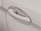 【デザインとの融合】BMWデザイナーが創り出したボディデザインを損なう事のない様に配置とデザインに拘っています。ドアノブについてもBMWの拘りに妥協はありません。