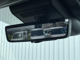 【デジタルルームミラー】車両後方カメラの映像をルームミラーに映すことが出来ます。 そのため、後席に人や荷物があって後方が見えづらい場合でもしっかり視界を確保することが出来ます。