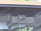 【トヨタセーフティセンス】走行中に前方の車両等を認識し、衝突しそうな時は警報とブレーキで衝突回避と被害軽減をアシスト。より安全にドライブをお楽しみいただけます。