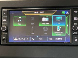 日産純正メモリーナビゲーションです♪目的地まで案内するナビゲーション機能の他にフルセグ画質で楽しめるBluetooth Audio☆CD再生など多彩な機能が満載で運転を快適にサポートしてくれます☆