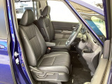 フロント広々、セパレートシートの運転席は、ハイトアジャスターが付いているので、快適にドライブができます。ハンドルはテレスコピック機能で、ハンドル位置を上・下・手前・奥に調節できます。