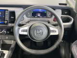 インテリアに合わせたデザインのステアリングは、運転される方のことも考え、運転しやすい形状、大きさです。是非一度、実際に触ってお確かめください。