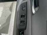 狭い駐車場で便利な電動格納ドアミラーが付いています。