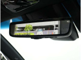 デジタルインナーミラー装備!車両後方のカメラの映像をデジタル補正で視認性を向上させてインナーミラー内に表示します♪視界を遮るものがなく、後席に同乗者がいても後方を確認しやすく安心です♪