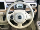 インテリアに合わせたデザインのステアリングは、運転される方のことも考え、運転しやすい形状、大きさです。是非一度、実際に触ってお確かめください。