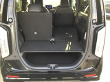 後席は分割可倒式で、用途に合わせてアレンジ可能。荷物の量や乗車人数に応じて柔軟に使える便利なシートです。