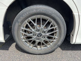 【純正ホイール】純正設計ならではの美しいデザインと精密な仕上げで、車両全体のスタイリングを引き立てます。