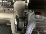 CVT車のセレクトレバーです。低速から高速まで、変速ショックのないスムーズな走りと、エンジン効率のよい領域を維持して燃費にも貢献します。