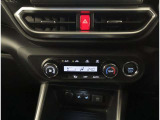 お車のキーはスマートキーです。キーを身につけた状態で車に近づき、ドアロックの解錠や施錠操作が出来ます。雨の日など両手がふさがっている時など、とっても便利ですね。