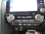オートエアコンは左右席で独立温度コントロールが可能です。運転席はキンキンに冷やして助手席はマイルドにと言った設定が可能です☆暑さ寒さでケンカすることもなくなりますね♪
