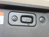 【パワーバックドア】スマートキーや運転席のボタンを押すだけでリアゲートが自動で開閉します!荷物を持っている時や、高い位置にあるバックドアを閉める際に便利な機能です♪