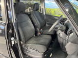 運転席まわりには十分なスペースがあり、大柄な方でもゆったり運転していただける環境です。