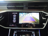 リヤビューカメラの映像には、駐車をアシストするガイドラインも表示されます。