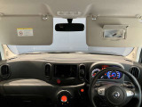 運転席のサンバイザーにはバニティーミラーも付いています。身だしなみチェックには欠かせません。