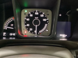 スピードメーターとタコメーターを大きく配した見やすいメーター部になっています。右側のインフォメーション画面でオドメーターや燃費などの情報を確認できます。