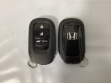 スマートキーを装備しています。鍵を差し込むことなくドアロックの開け閉めと、スタートボタン操作でのエンジンスタートができます。ボタン操作でトランクが開けられる電動テールゲートのボタンもついています。