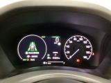 ハイブリット車専用のメーターです。右側の大型スピードメーターに加え、ステアリングスイッチを使って左のマルチインフォメーション・ディスプレイで燃費や動力伝達などの情報が見れるようになっています。