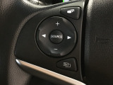 ハンドルにオーディオの操作スイッチが装備されています。視線を前方から外さずハンドルから手を離さずに操作できるので安心です。
