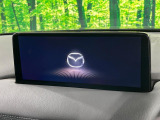 【8インチマツダコネクト】車内の雰囲気にマッチした大型のディスプレイ。スマホ接続でのナビ使用やBluetooth再生等、様々な機能が楽しめます。直感的なダイヤル操作が可能で、使い勝手も良好です。