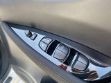 運転席側スイッチでは、各席の窓ガラスの開閉ができます。