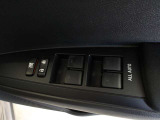 パワーウィンドウスイッチで運転席から全席の窓の開閉ができます。