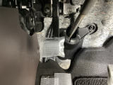 パーキングブレーキはフット式なので運転席と助手席の間はすっきり、移動も楽々です。さっと手が届く位置にATセレクトレバーやエアコンスイッチなどがあり操作性に優れています