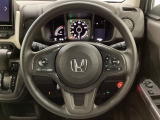 ハンドルにHondaセンシング系のクルーズコントロールやレーンキープアシストなどのスイッチと、オーディオの操作スイッチが装備されています。ハンドルから手を離さず安全に操作できます。