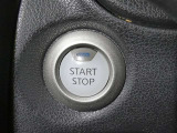 スマートキーを携帯していればキーを取り出さずにドアを施錠&解錠。クルマの始動も可能です。