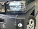 【LEDヘッドライト】悪天候や夜間走行時も良好な視界を確保し安心して運転できる高輝度LEDヘッドライトを装備!点灯速度が早く、消費電力も抑えられています。