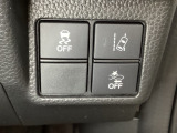 Hondaセンシング用の、VSA(ABS+TCS+横滑り抑制)解除と路外逸脱抑制機能のオンオフスイッチなどはハンドルの右側に装備しています