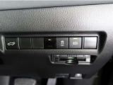 オートマチックハイビームとは、先行車や対向車のライトを認識し、ハイビームとロービームを自動で切り替える機能です。夜道の視界を確保します。詳細は販売店スタッフまでおたずねください。