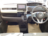 操作性・視認性に優れた機能的なレイアウトの運転席まわりです。