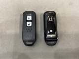 スマートキーを装備しています。鍵を差し込むことなくドアロックの開け閉めと、スタートボタン操作でのエンジンスタートができます。スペアキーも同じものを用意しております。