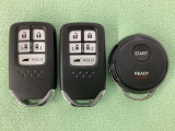 スマートキー付きですからドアロックの開閉およびエンジンスタートが楽々です。電動スライドドアの開け閉めもボタンで操作できます。加えて、純正リモコンエンジンスターター用の操作キーもついています。