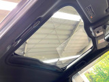 【ガラスルーフ】大型のガラスルーフ搭載で車内の解放感が一気にアップ!開放的なドライブをお楽しみいただけます。