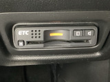 ハンドルの右下にETCがついています。高速道路の料金所の通過も楽々です!。 カードの取り出しもしやすい場所についています。