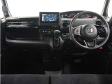 ◆視界広々で非常に運転しやすくロングドライブでも疲れを感じさせないすっきりとまとまったインパネ周りです。