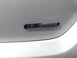 減速時のエネルギーを利用して発電し、アイドリングストップ車専用鉛バッテリーと専用リチウムイオンバッテリーに充電。その電力を活かして、加速時にはモーターでエンジンをアシスト☆