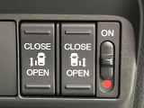 【両側パワースライドドア】スマートキーや運転席のスイッチで後席両側スライドドアの開閉が可能♪電動だから力を入れてドアを開ける必要が無く、小さなお子様でも簡単に開け閉めでき快適です♪